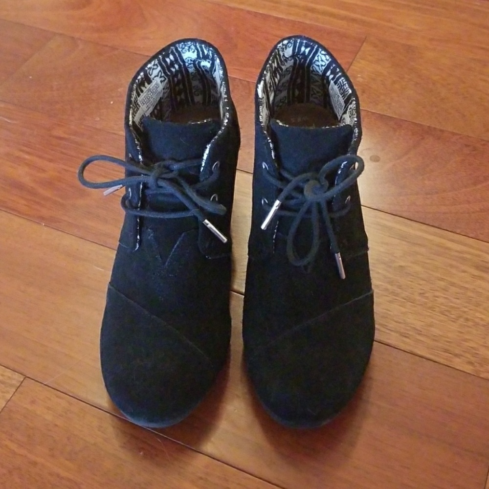 Tom's black suede wedge size 8.5